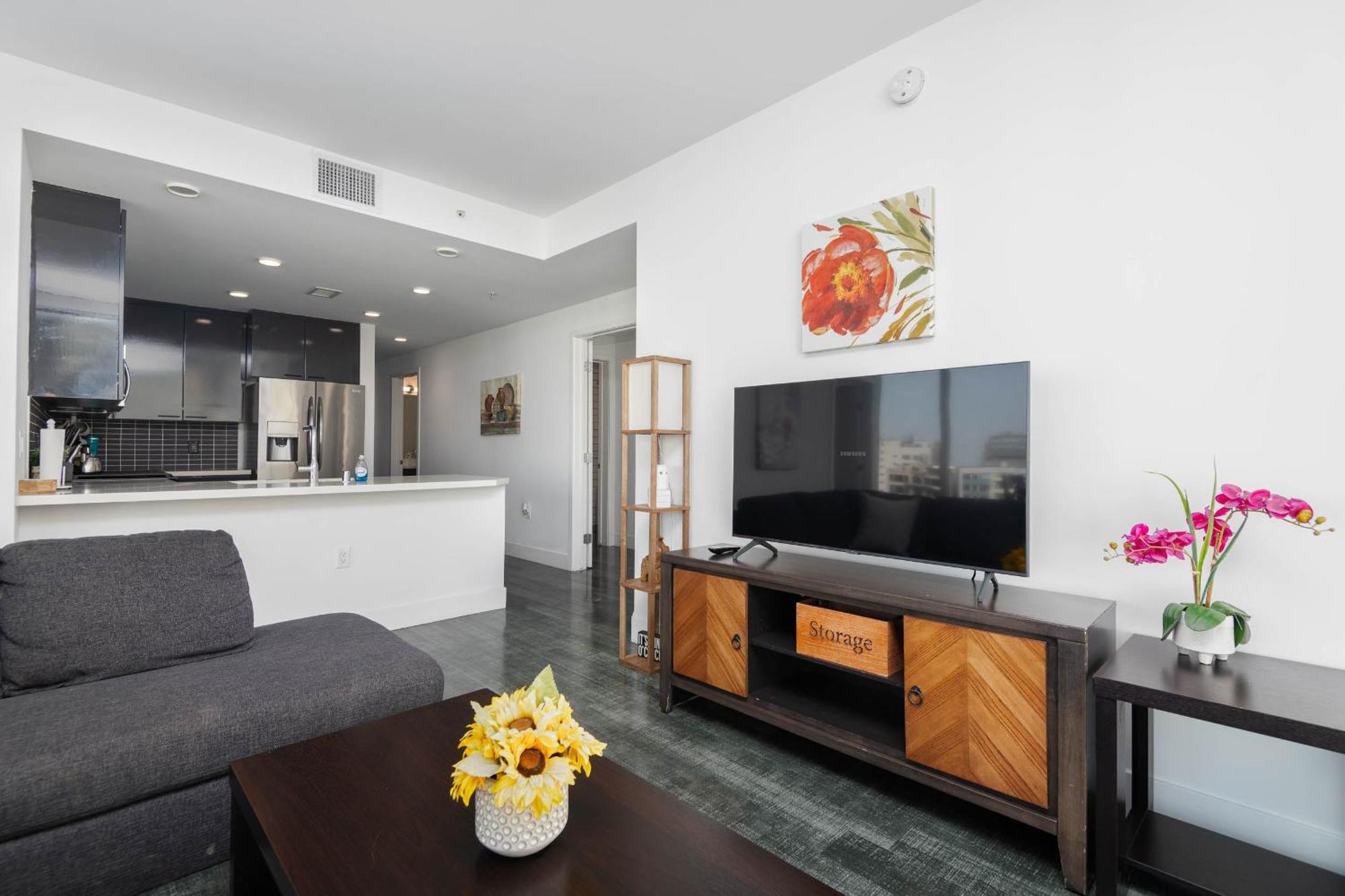 3-bed High-rise With Panoramic Views, Pool &