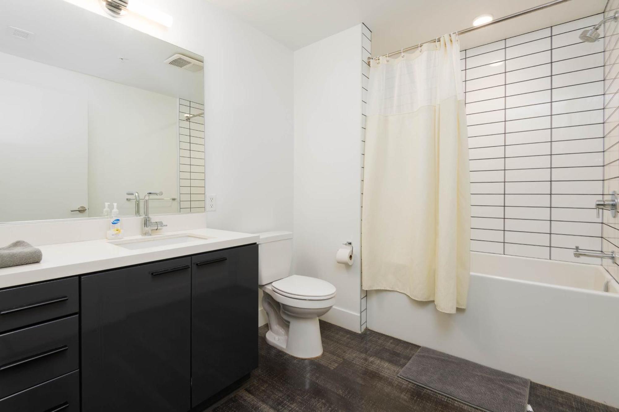 3-bed High-rise With Panoramic Views, Pool & Appartement *