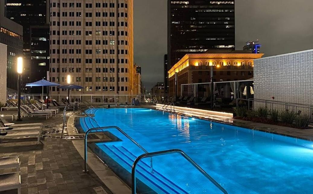 3-bed High-rise With Panoramic Views, Pool & Los Angeles