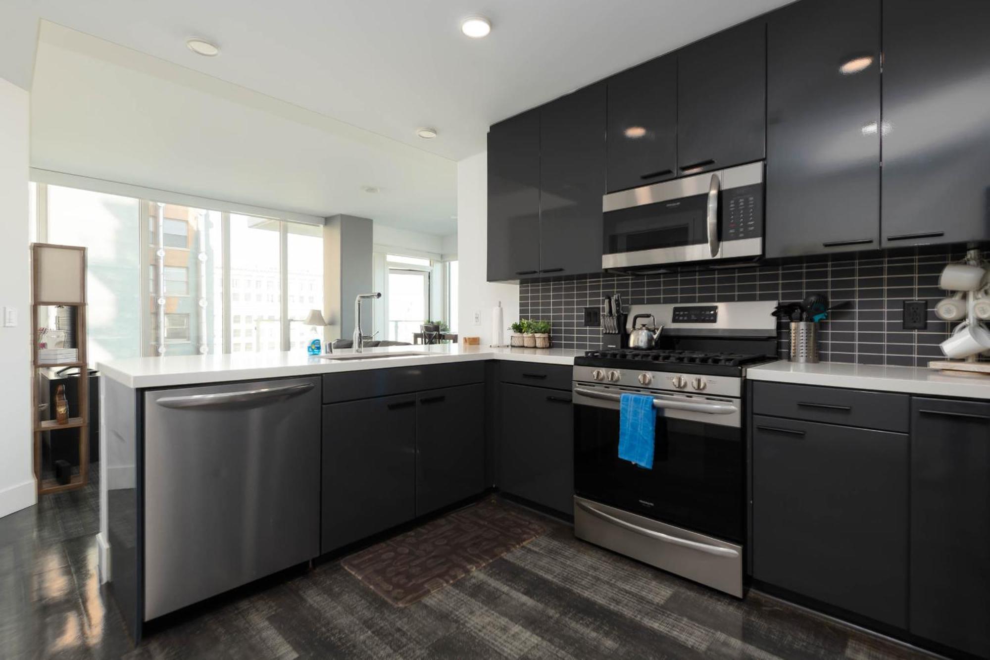 3-bed High-rise With Panoramic Views, Pool & * Los Angeles