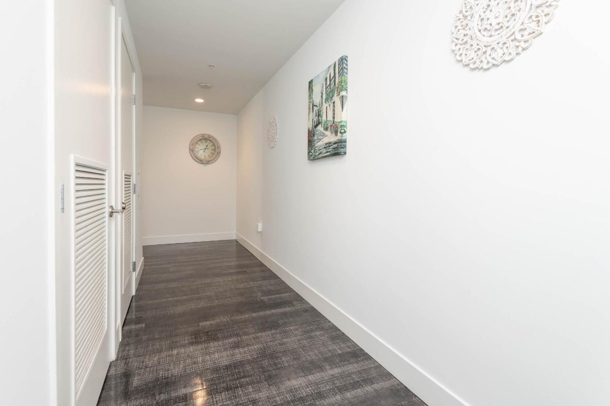 3-bed High-rise With Panoramic Views, Pool &