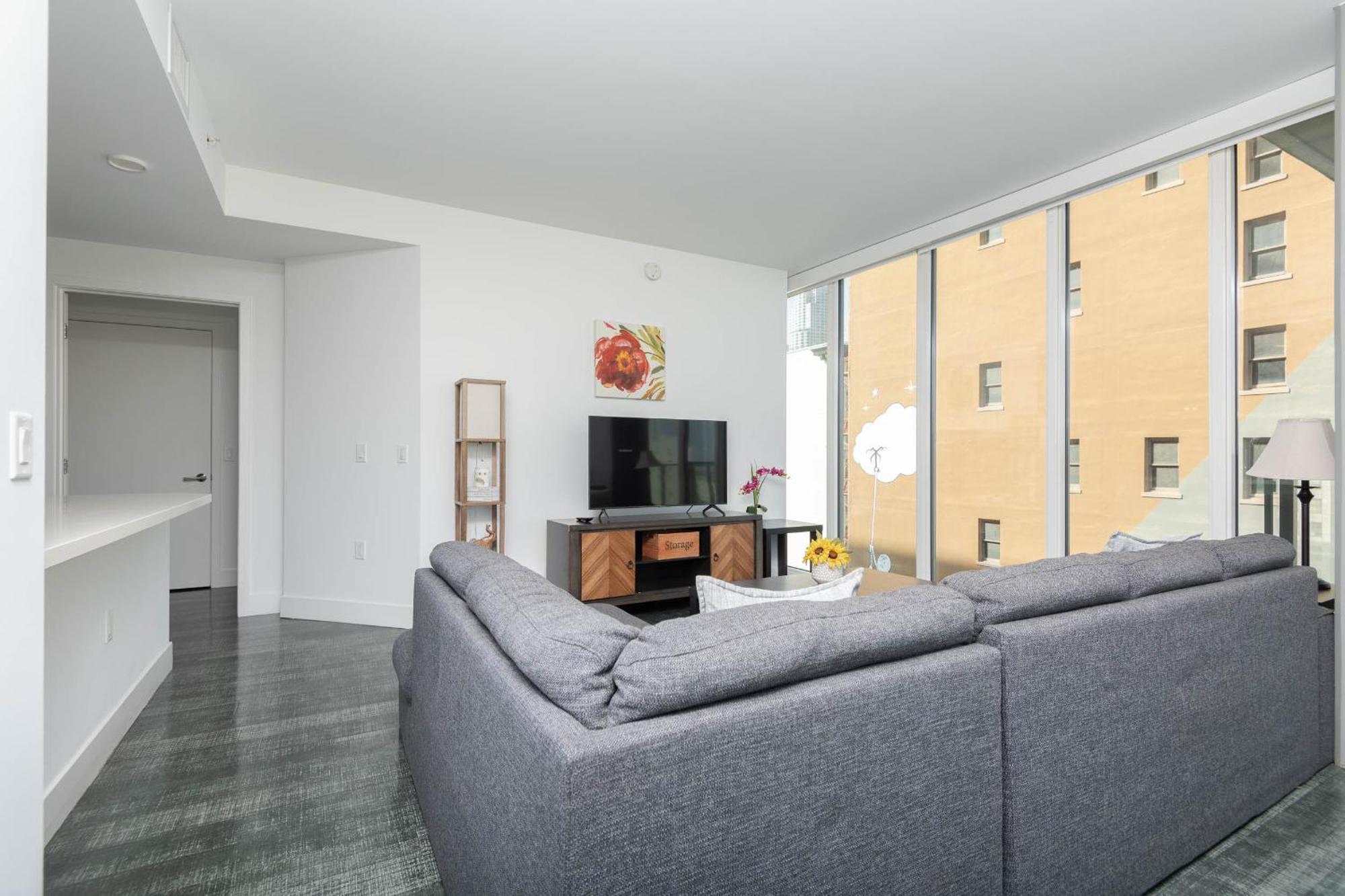 3-bed High-rise With Panoramic Views, Pool & Appartement