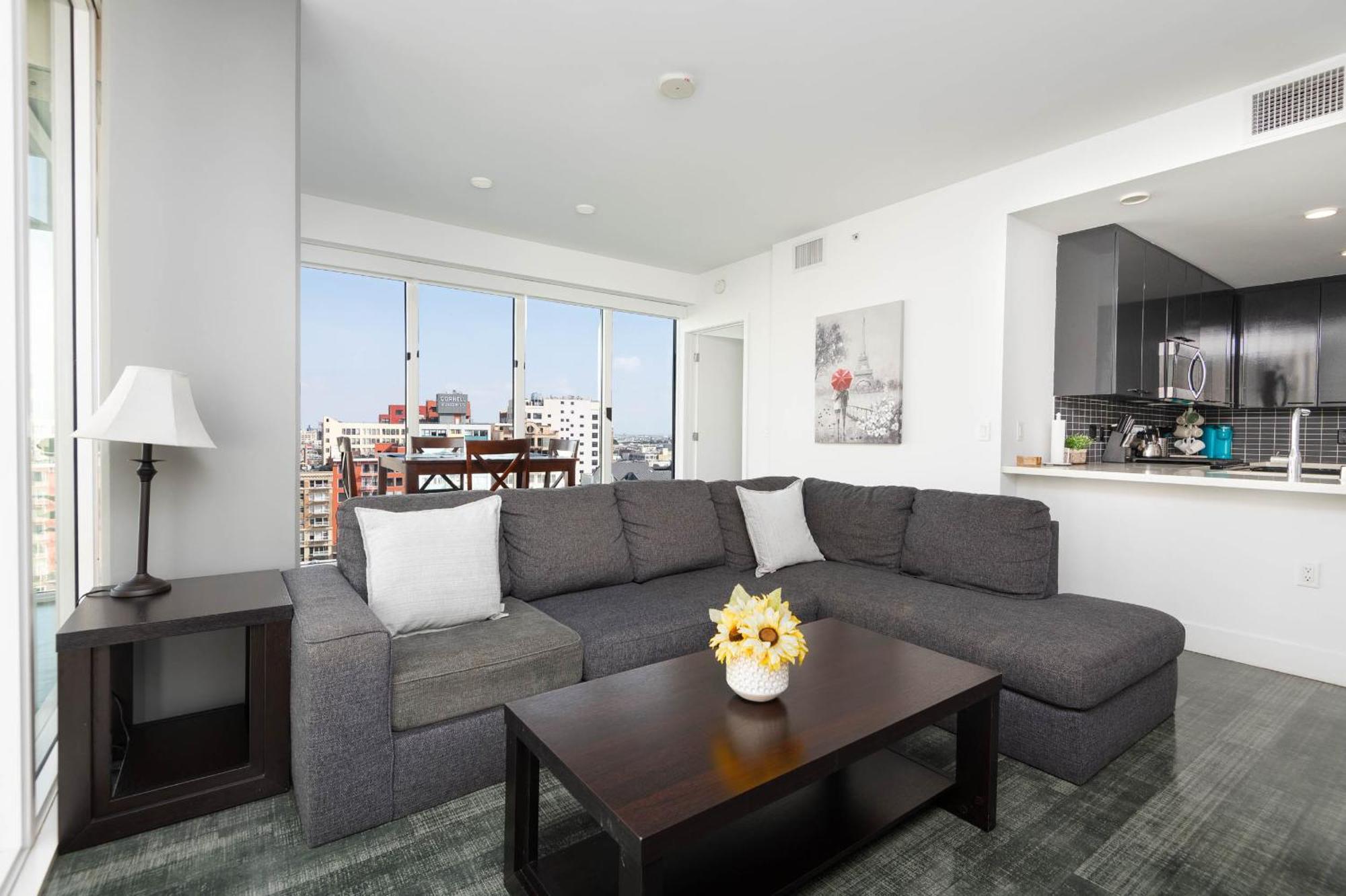 3-bed High-rise With Panoramic Views, Pool & *