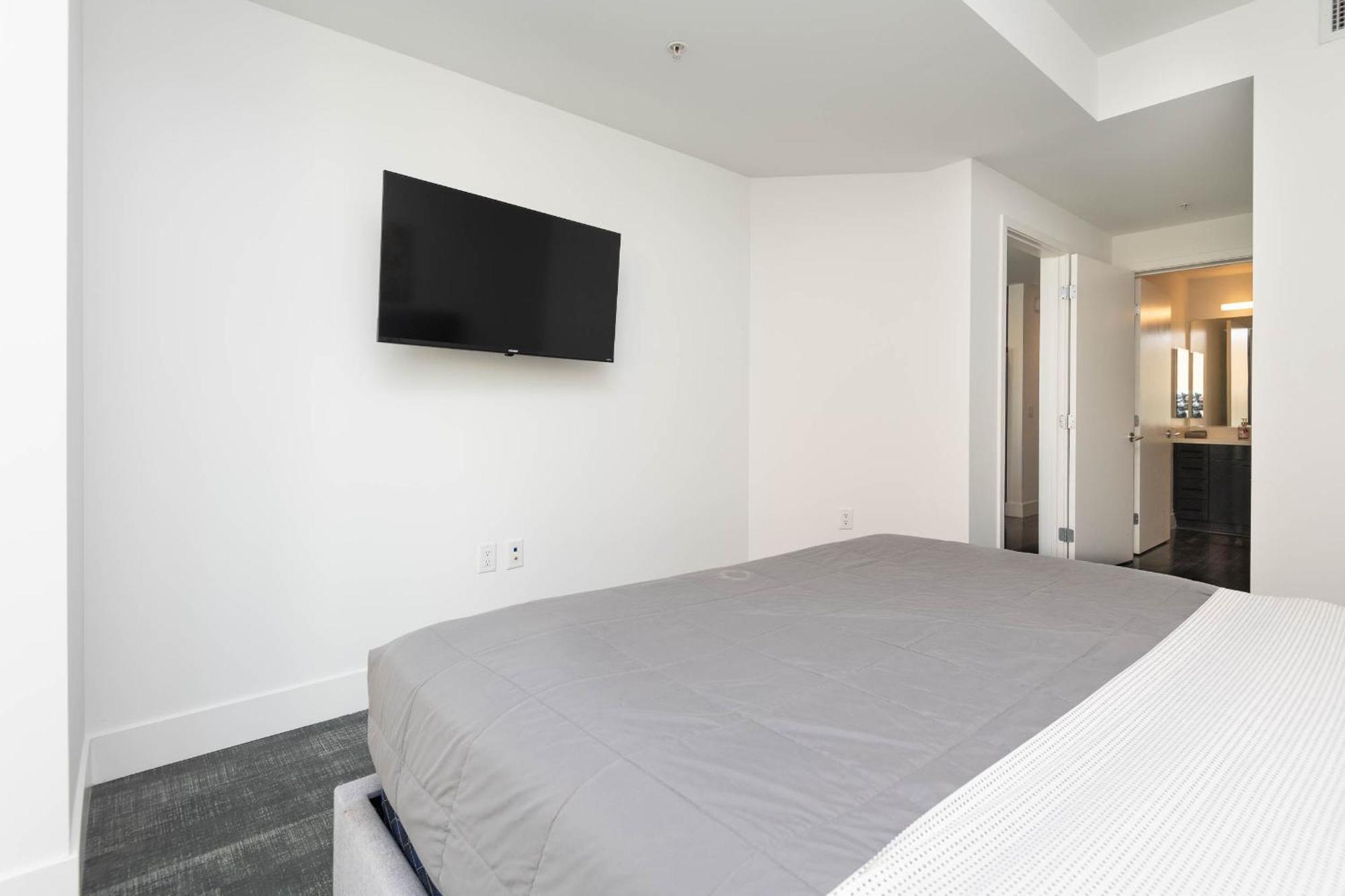 3-bed High-rise With Panoramic Views, Pool &