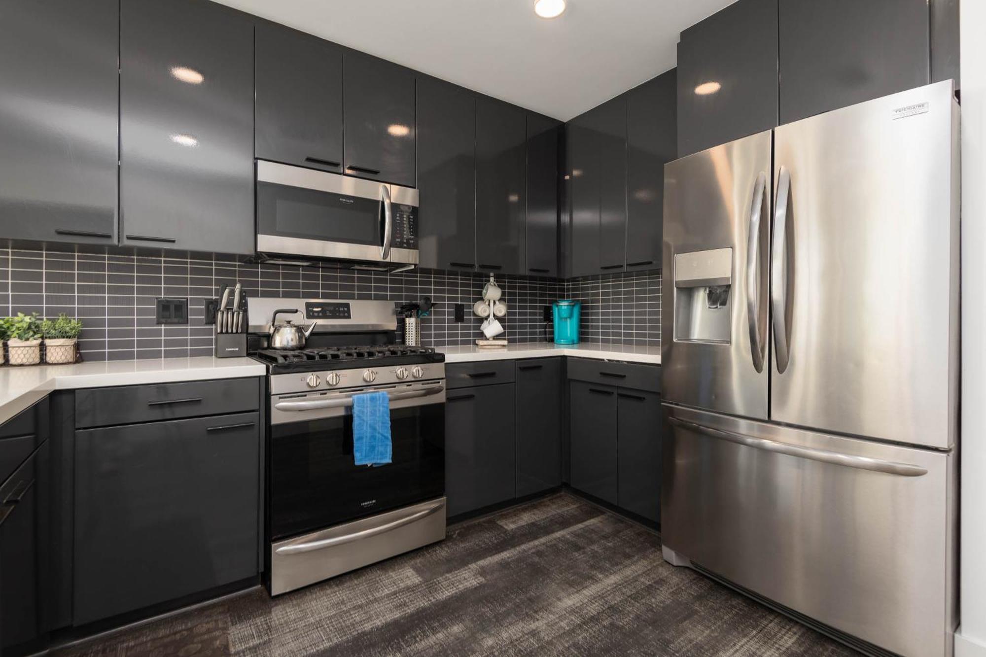 3-bed High-rise With Panoramic Views, Pool & Los Angeles