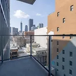 3-Bed High-Rise With Panoramic Views, Pool & Spa