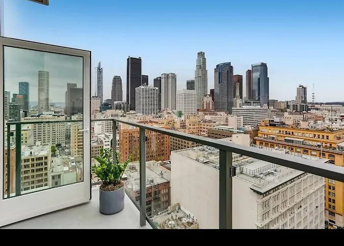 3-Bed High-Rise With Panoramic Views, Pool & Spa