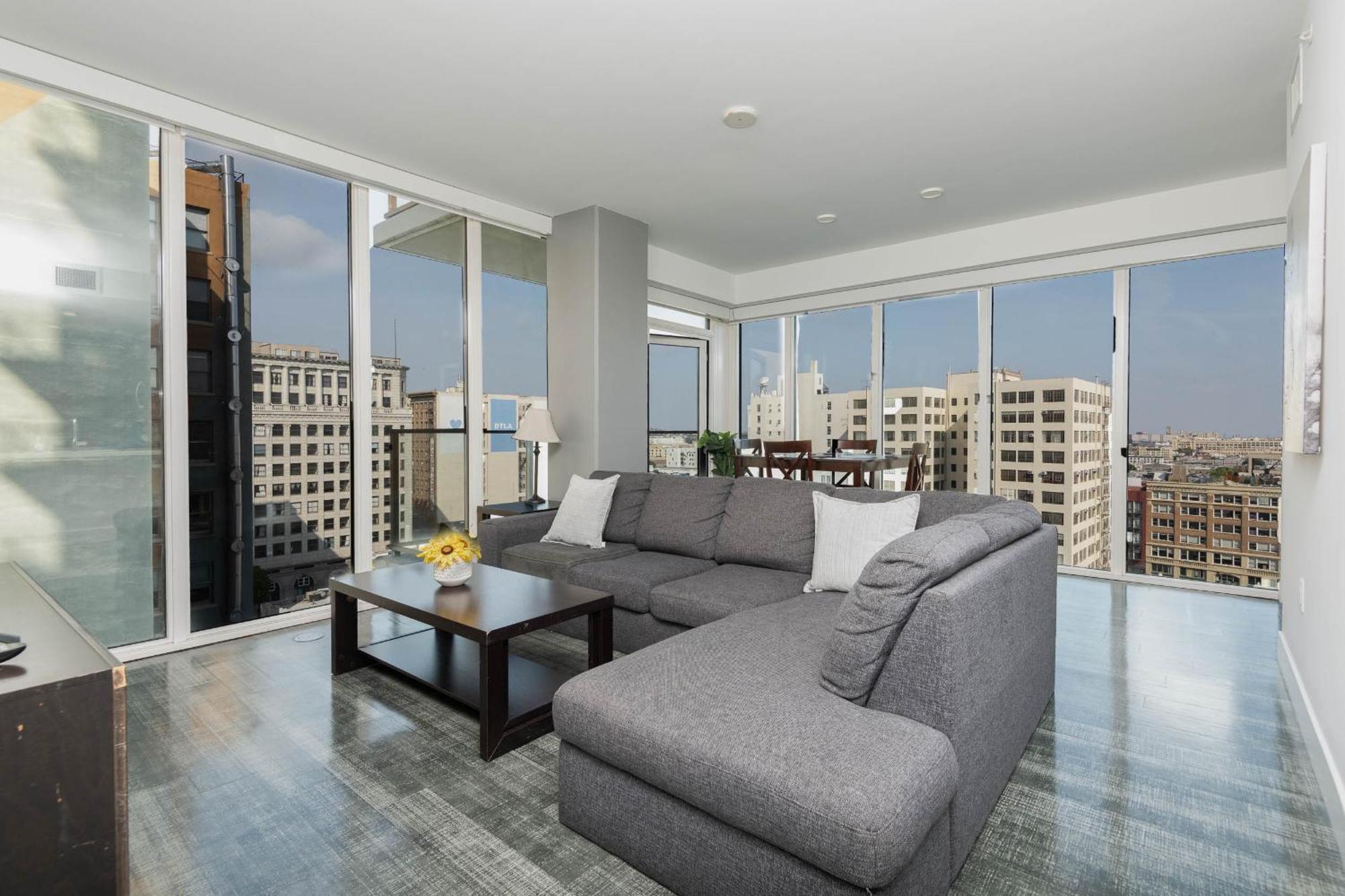 3-bed High-rise With Panoramic Views, Pool &